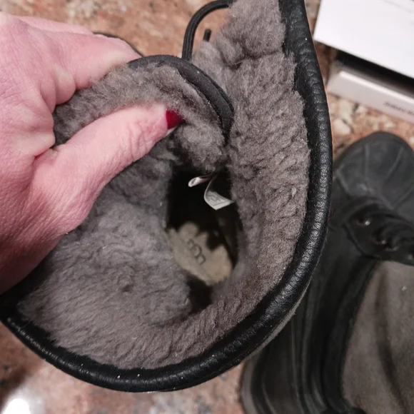 UGG Women's Adirondack III Black Grey Waterproof Leather Snow Boots. Size 8 - Picture 6 of 11